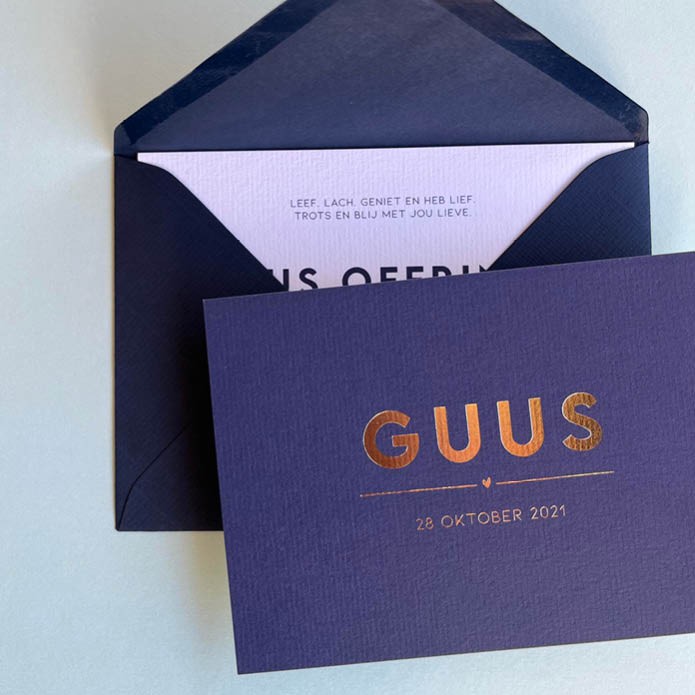 Strak donkerblauw geboortekaartje op structuurpapier