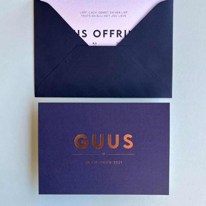 Strak donkerblauw geboortekaartje op structuurpapier