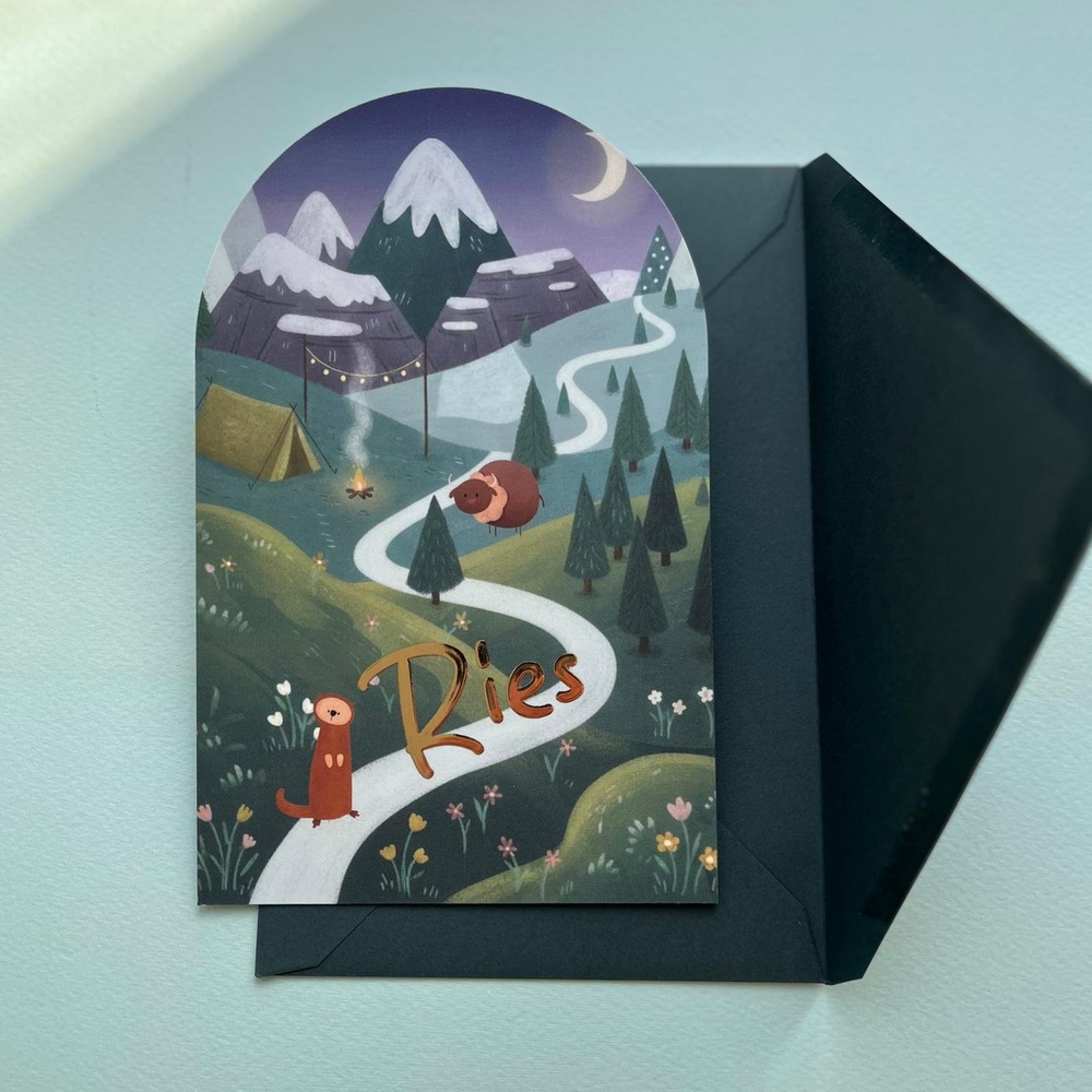 Illustratief geboortekaartje met bergen, kampvuur en schattige diertjes