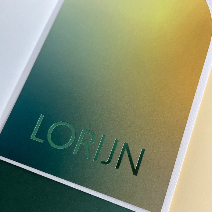 Geboortekaartje in bijzondere vorm en kleurverloop voor Lorijn