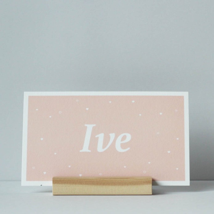 Simpel oudrozxe geboortekaartje met witte hartjes