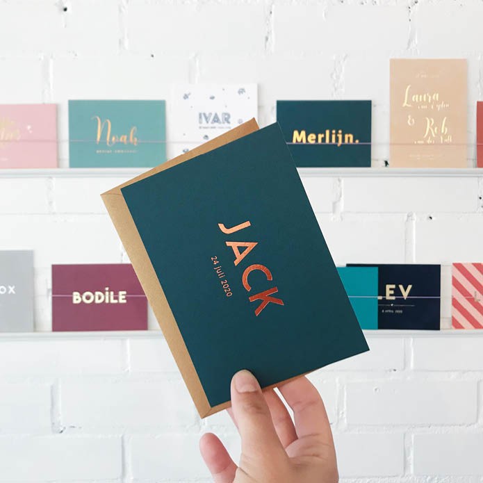 Petrolkleurig geboortekaartje met verdiepte foliedruk in koperglans