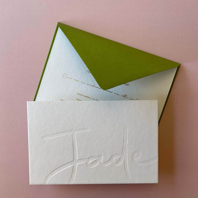 Sober wit geboortekaartje met naam in blinddruk