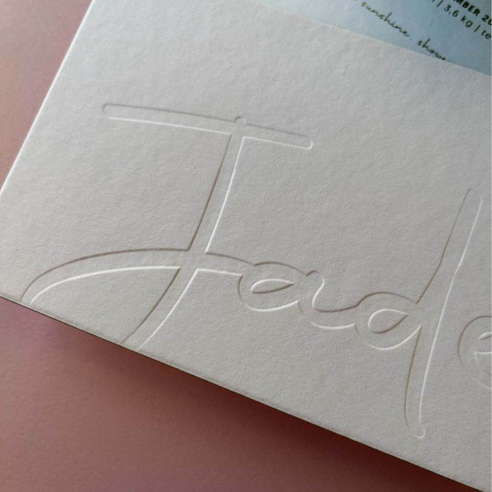 Sober wit geboortekaartje met naam in blinddruk