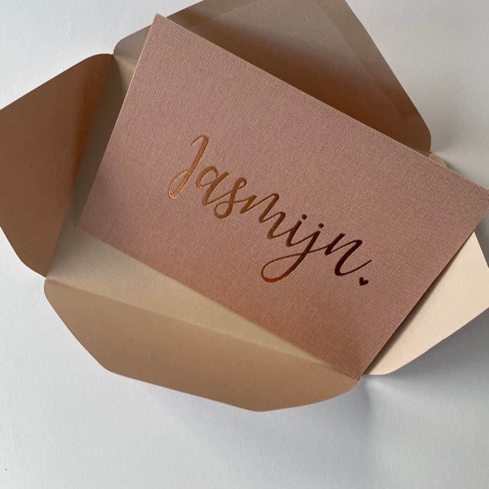 Luxe geboortekaartje op linnen met silhouet van meisje