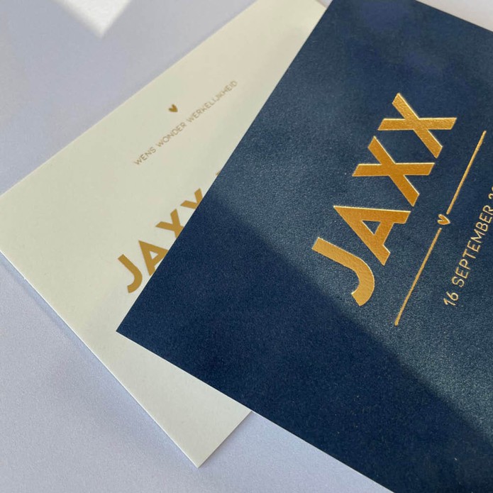 Stoer geboortekaartje van écht velvet met grote naam, lijntje, hartje en strakke datum in goudfolie