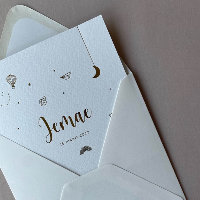 Speels geboortekaartje met gouden icoontjes