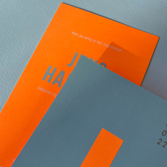 Geboortekaartje neon inkt met grote letter en foliedruk naam