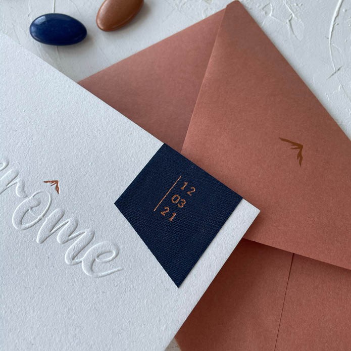 Luxe geboortekaartje met letterpress, preeg en foliedruk