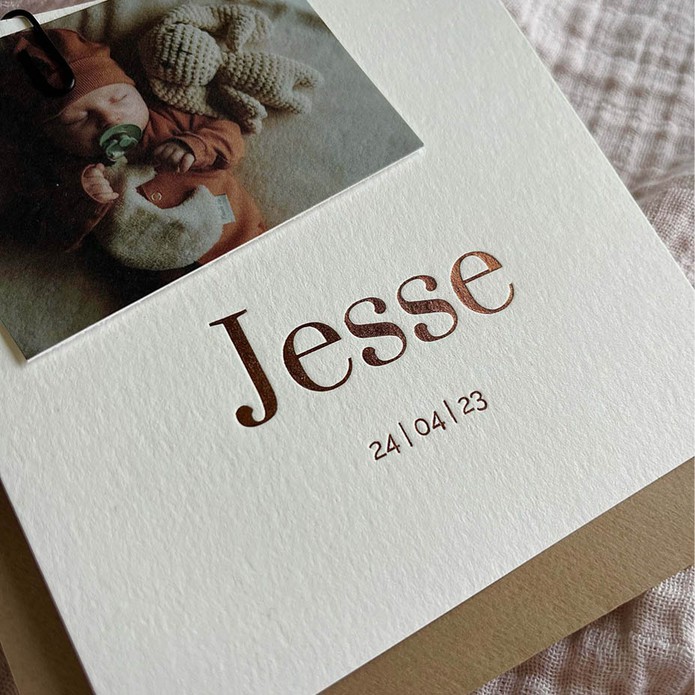 Sereen geboortekaartje met klassieke koperbruine foliedruk