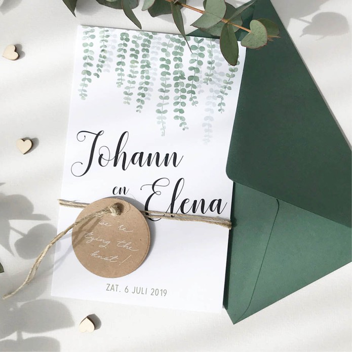 Botanische trouwkaart met eucaluptus en labeltje