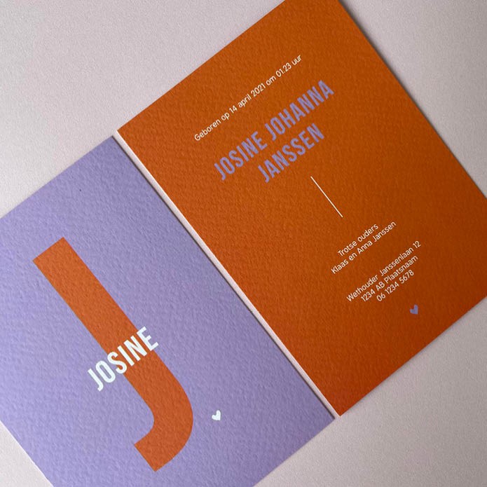 Stoer geboortekaartje met grote letter in kleur