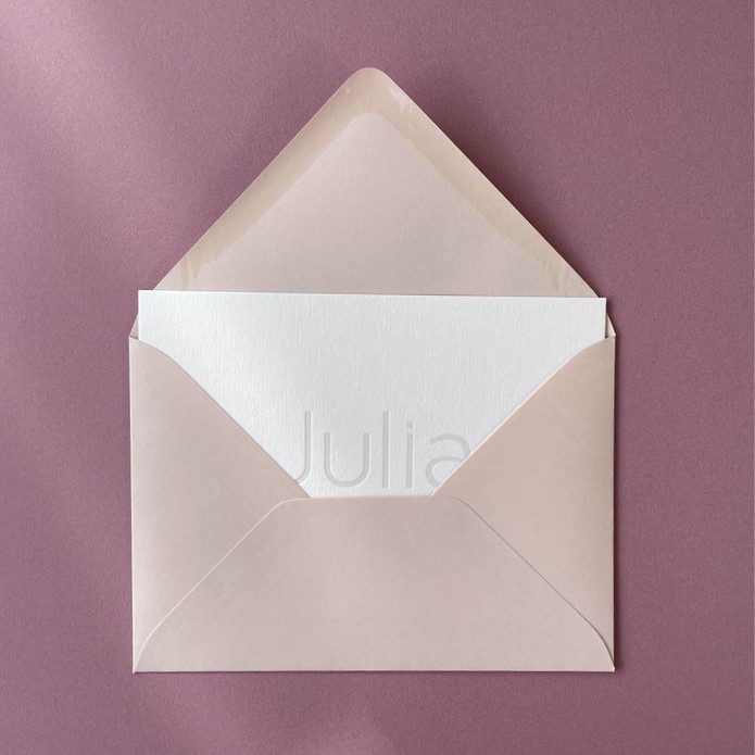 Wit sereen geboortekaartje met parelmoer glinsterende  foliedruk