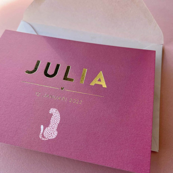 Mooi vintage paarsroze geboortekaartje met goudfolie en roze panter