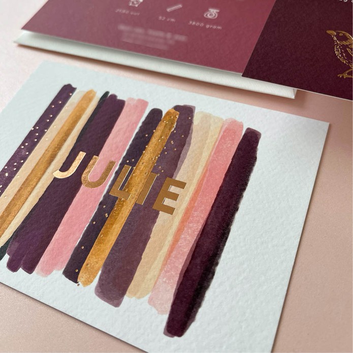 Geboortekaartje met waterverf strepen en roségoud folie stipjes