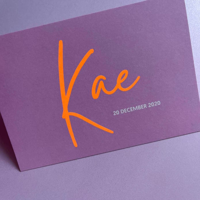 Strak geboortekaartje meisje met oranje en lila