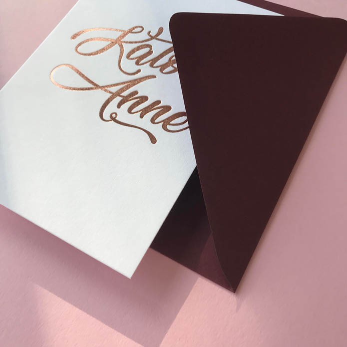 Sereen wit geboortekaartje met roségoud folie naam