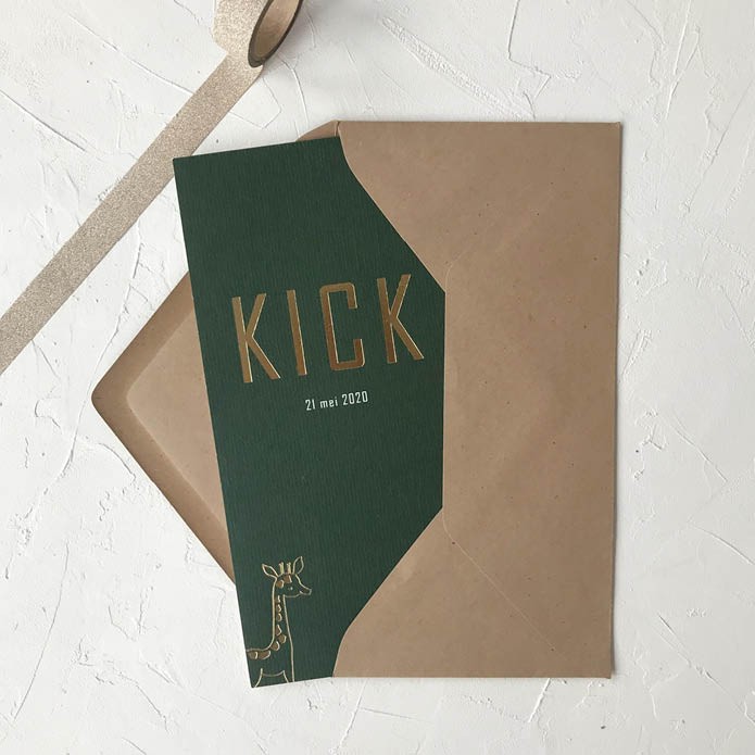 Langwerpig enkel geboortekaartje met gouden giraffe in foliedruk