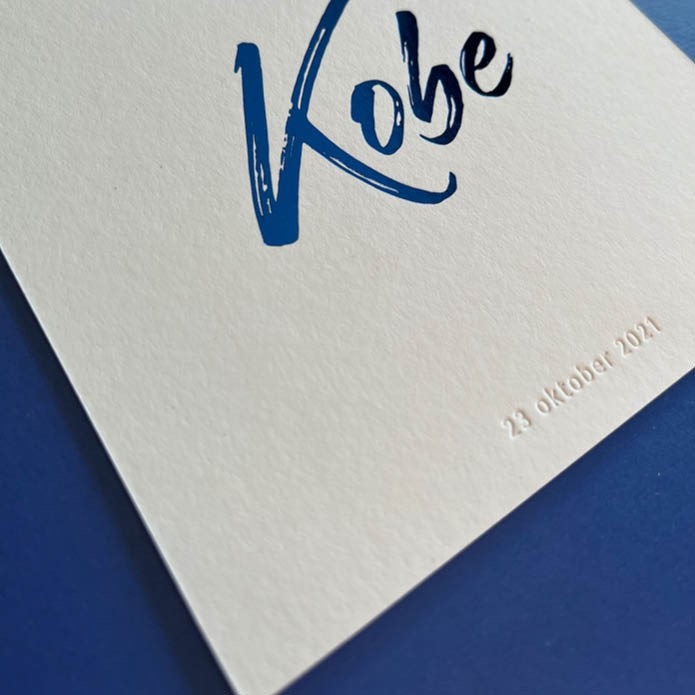 Uniek geboortekaartje met blauwe folie en blinddruk