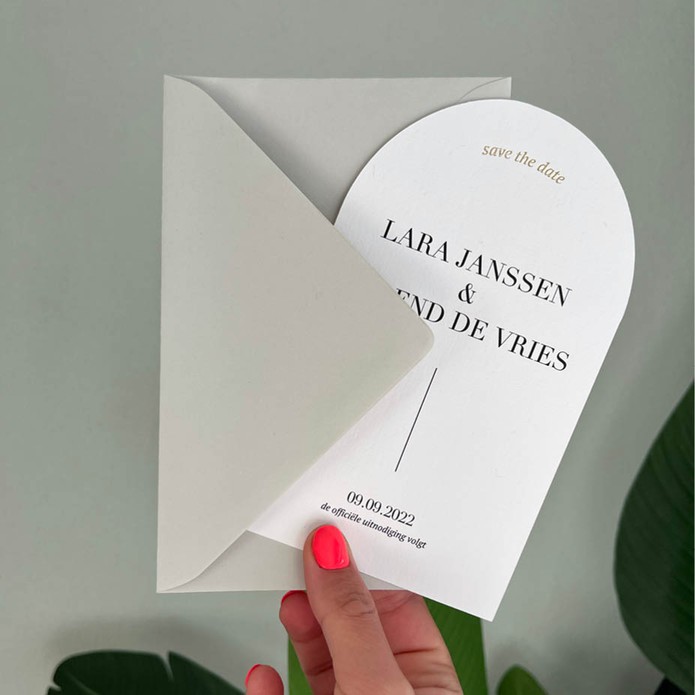 Klassieke save the date in boogborm met goudfolie