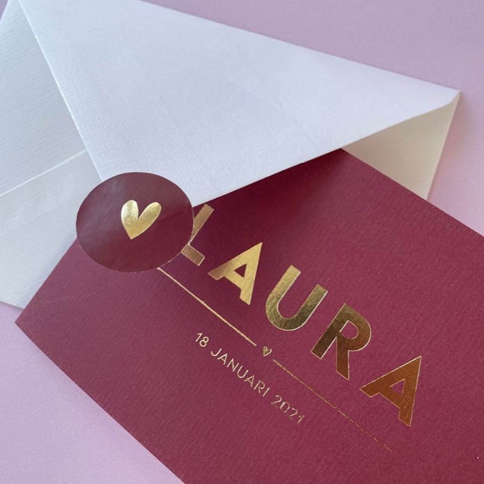 Dubbel gevouwen geboortekaart met strakke letters van goud