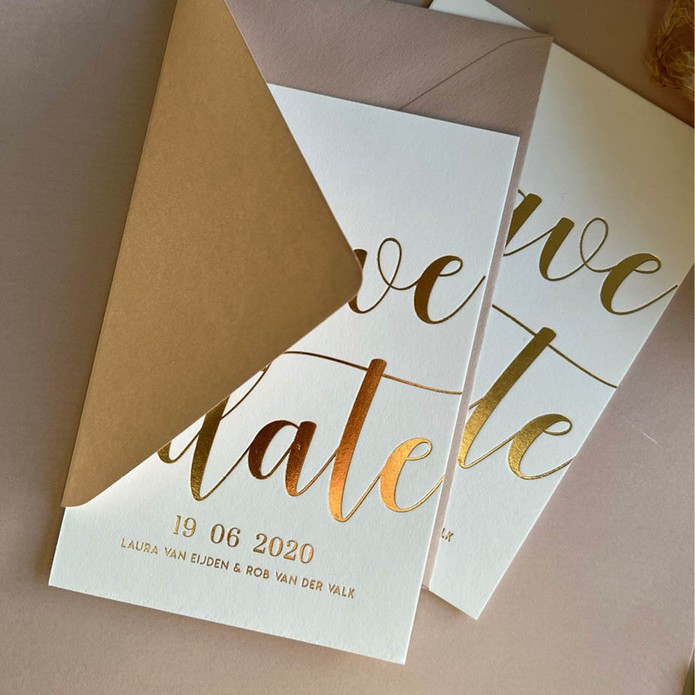 Luxe save the date kaart met goudfolie