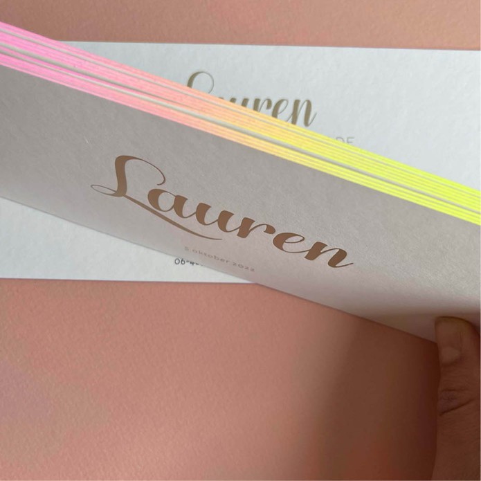 Luxe geboortekaart voor een meisje met wit gouden foliedruk