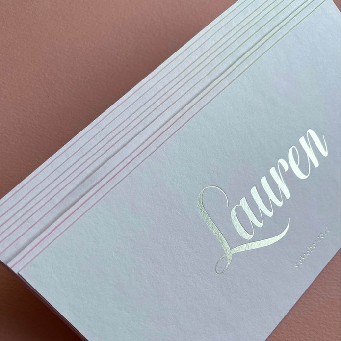 Luxe geboortekaart voor een meisje met wit gouden foliedruk