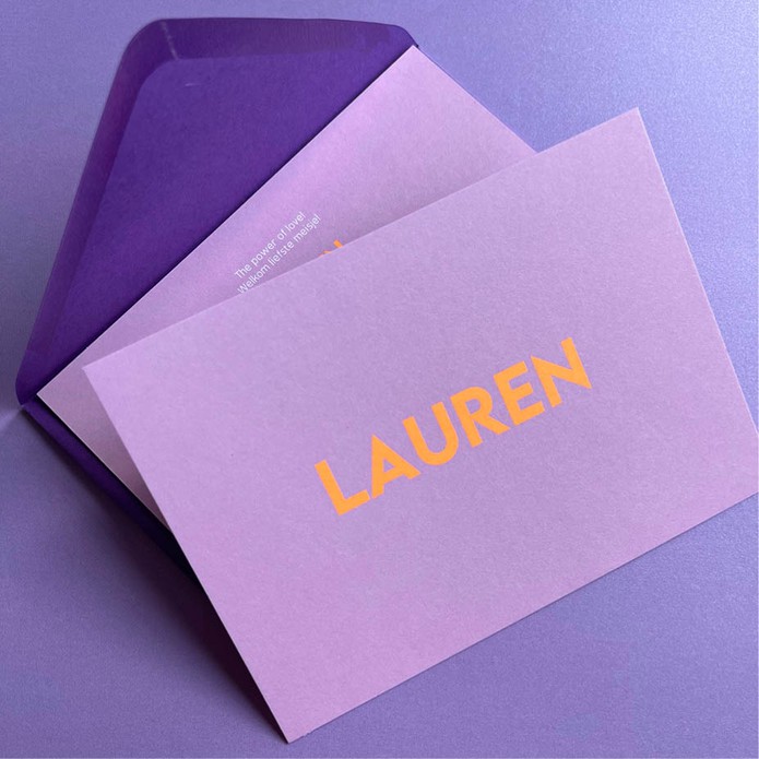 Minimalistisch geboortekaartje met neon oranje