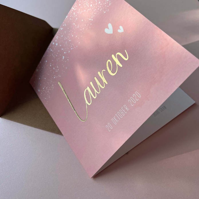 Waterverf geboortekaartje in lief roze met gouden naam