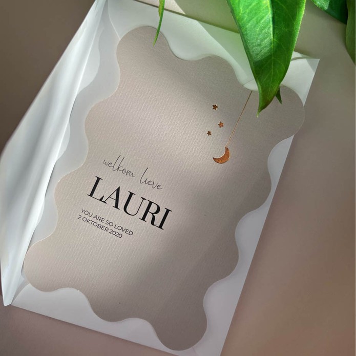 Stijlvolle geboortekaart met wave vorm op beige papier