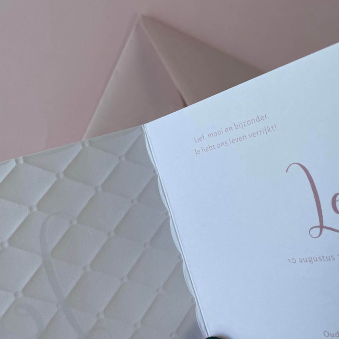 Romantisch chique geboortekaartje wit met kussentjes effect van reliëfdruk