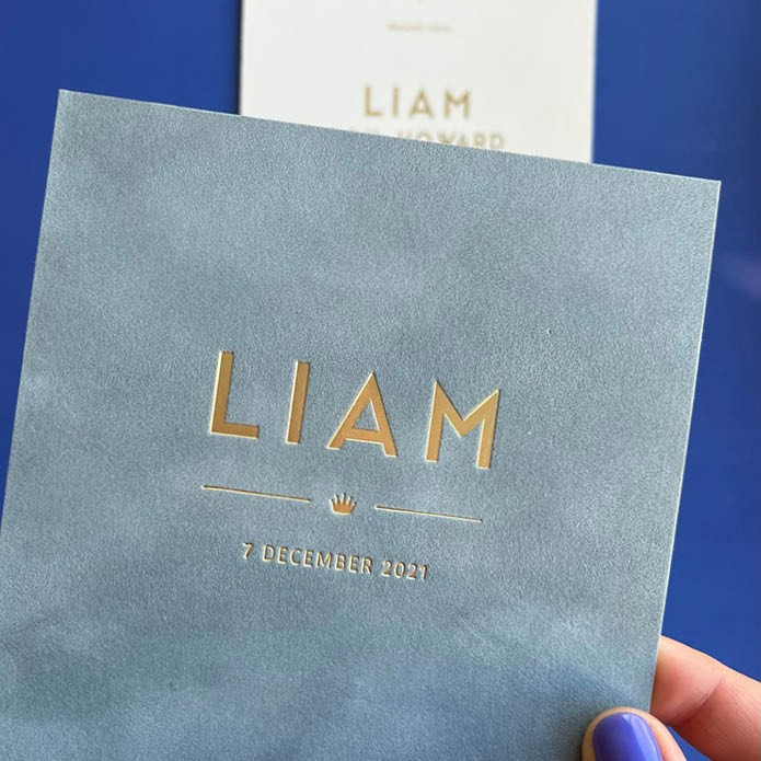 Écht velvet geboortekaartje blauw met kroontje en lijntje