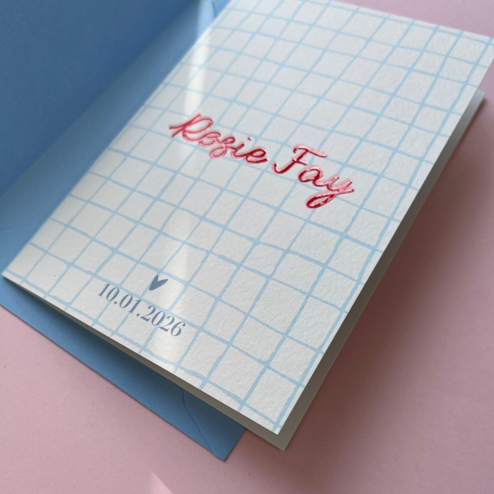 Lief en modern geboortekaartje met handgetekend ruitpatroon en speelse typografie.