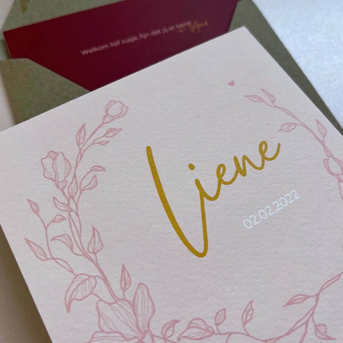 Lief geboortekaartje meisje met krans in roze