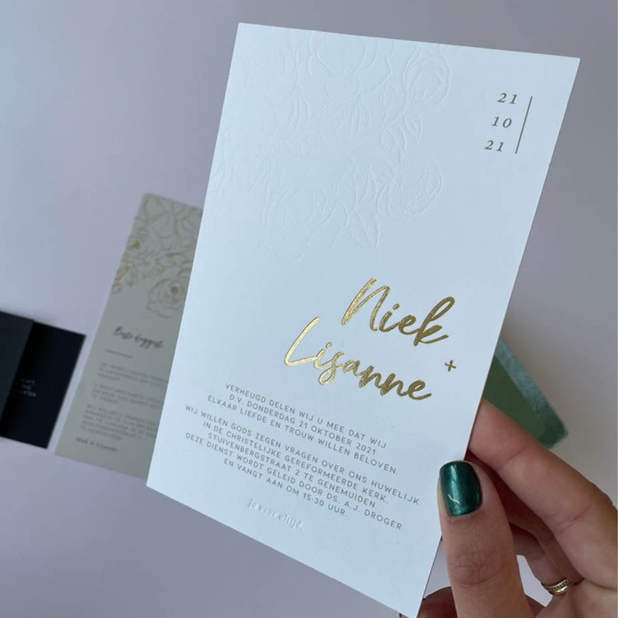 Luxe trouwkaart met goudfolie en blinddruk bloemen