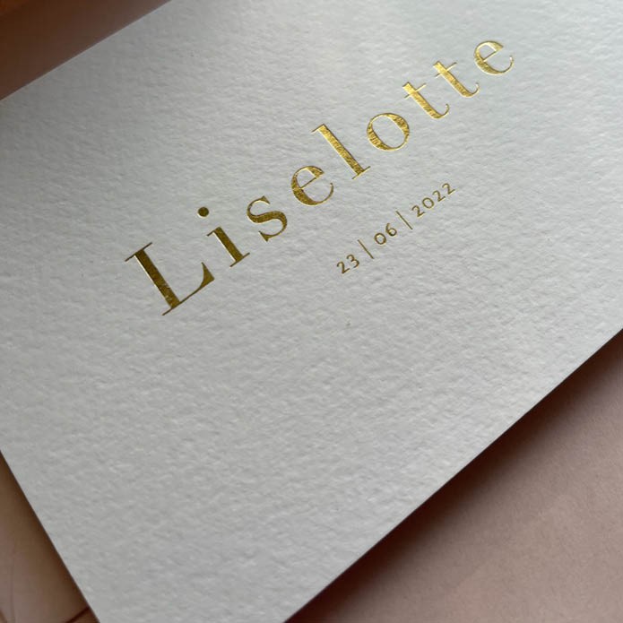 Wit geboortekaartje met goudfolie strak