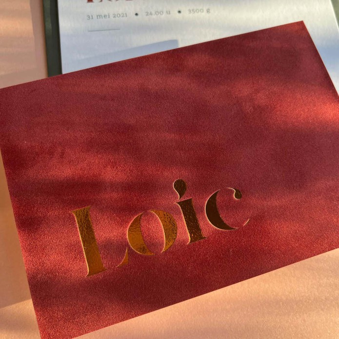 Neutraal unisex geboortekaartje met suede velvet voorzijde en bronsfolie gedrukt in klassiek lettertype