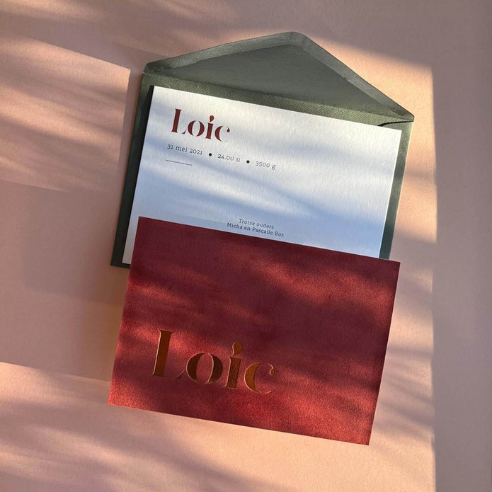 Neutraal unisex geboortekaartje met suede velvet voorzijde en bronsfolie gedrukt in klassiek lettertype