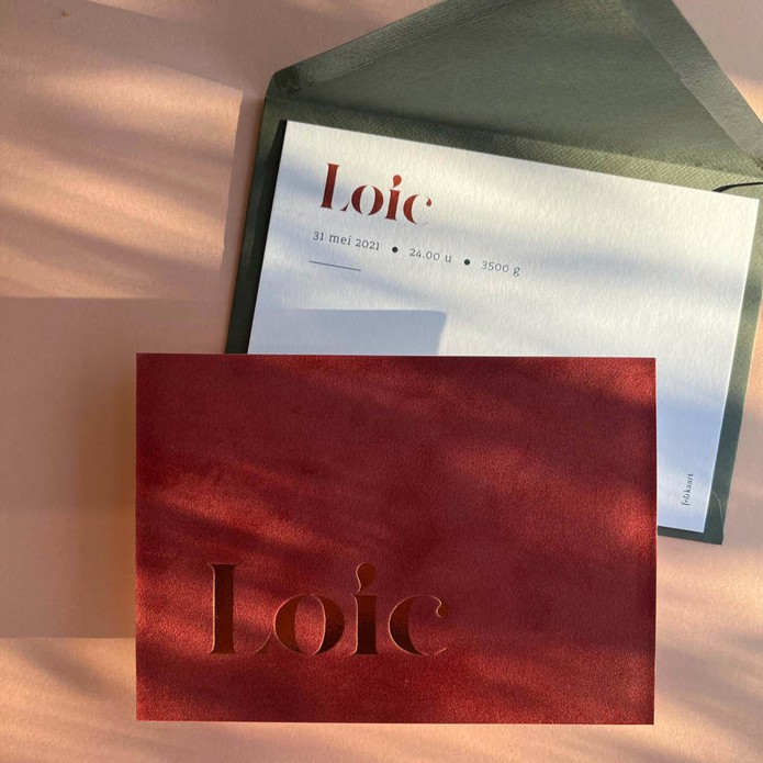 Neutraal unisex geboortekaartje met suede velvet voorzijde en bronsfolie gedrukt in klassiek lettertype