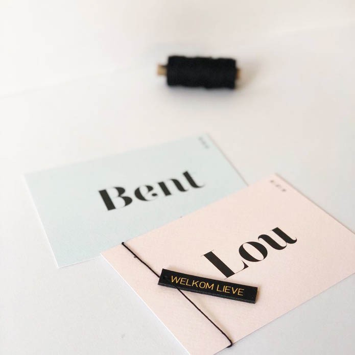 Geboortekaartje op reliëfpapier in de kleur poederroze