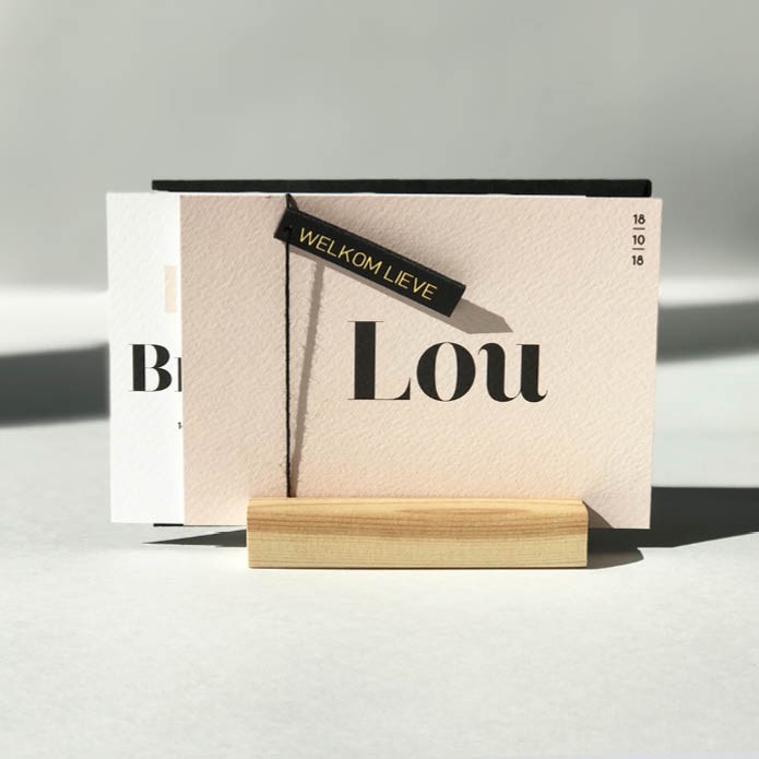 Geboortekaartje op reliëfpapier in de kleur poederroze