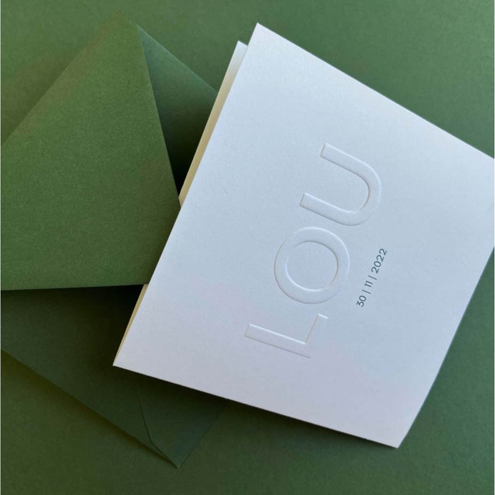 Gender neutraal wit geboortekaartje met preeg