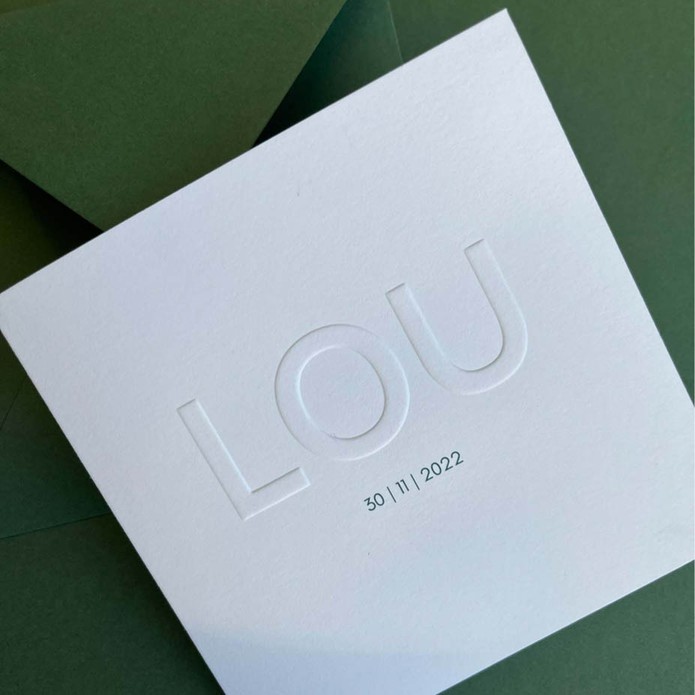 Gender neutraal wit geboortekaartje met preeg