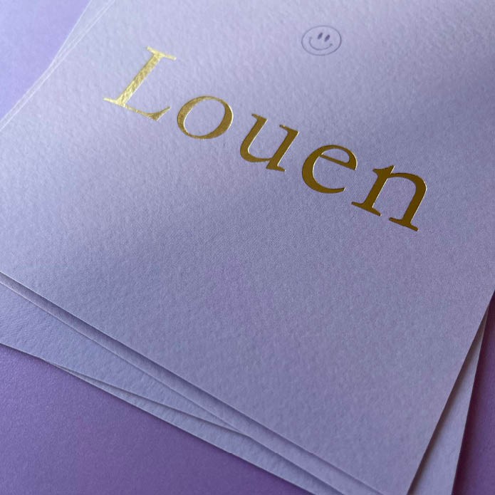 Strak, vierkant geboortekaartje in de kleur lila