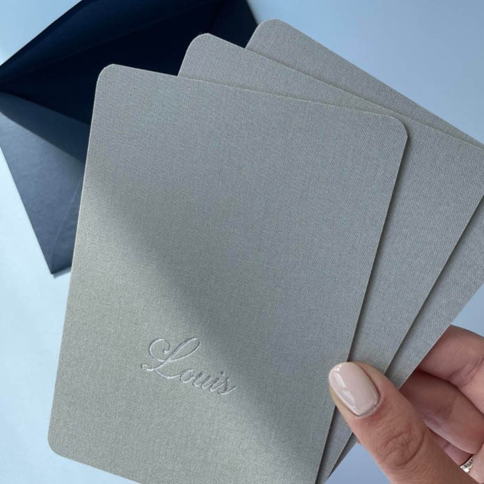 Klassiek linnen geboortekaartje met zilverfolie jongen met ronde hoeken