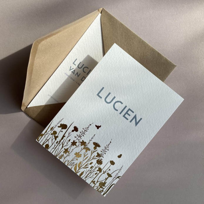 Sereen geboortekaartje met bloemenveld in goudfolie