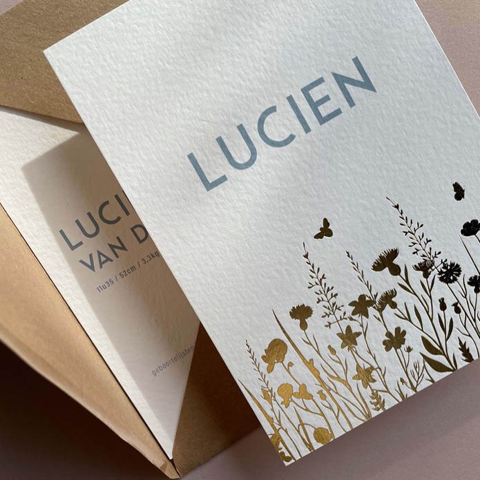 Sereen geboortekaartje met bloemenveld in goudfolie