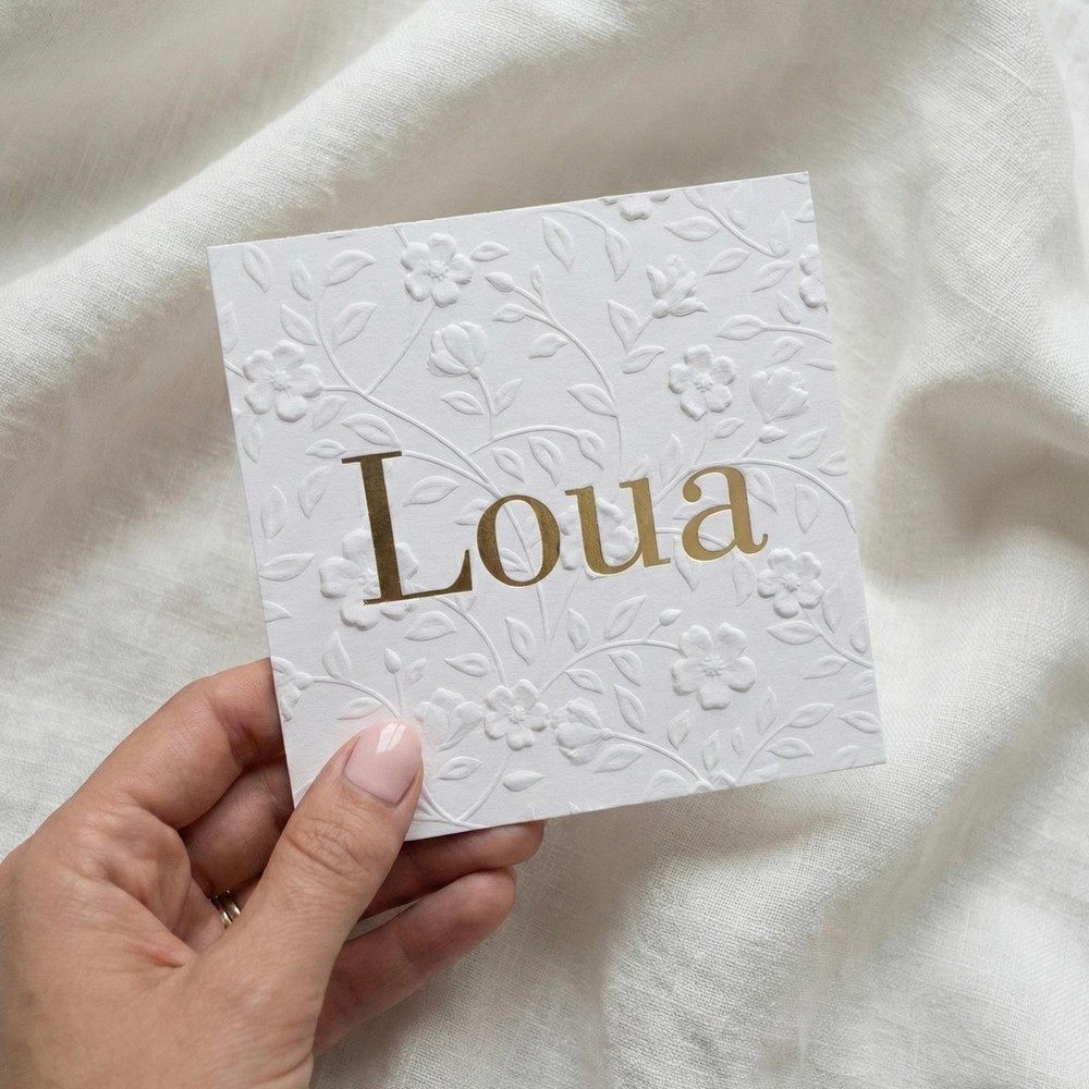 Luxe geboortekaartje met bloemen reliëf en goudfolie voor meisje