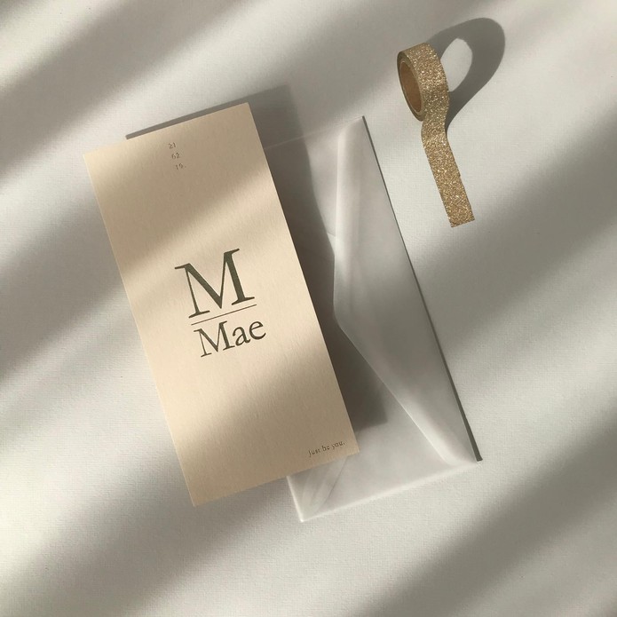 Elegant en minimalistisch geboortekaartje voor Mae met goudfolie